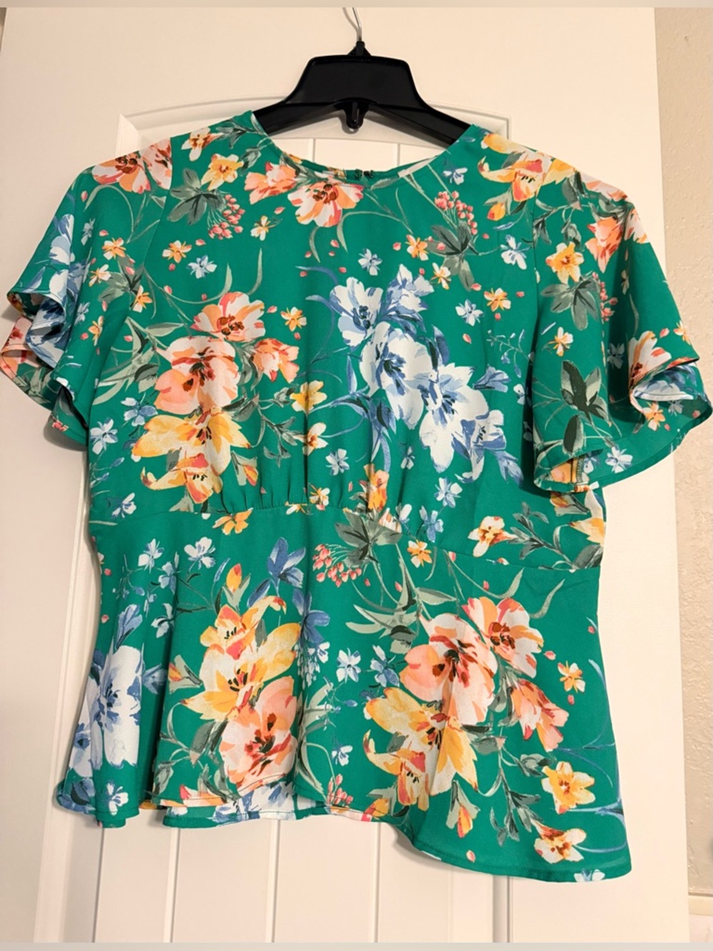 LOFT Green Tropical Floral
Women's Top Size 6P
Flutter Sleeves